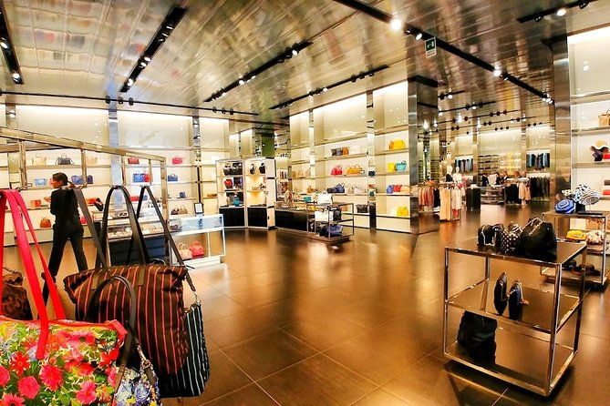private-chauffeur-for-shopping-to-the-mall-and-prada-outlet-space