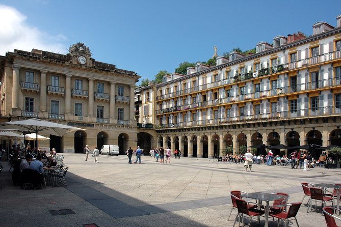 private-city-tour-of-san-sebastian-with-introduction-to-pintxos-culture