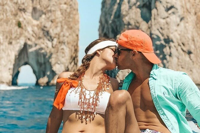 private-gozzo-boat-tour-of-capri-island
