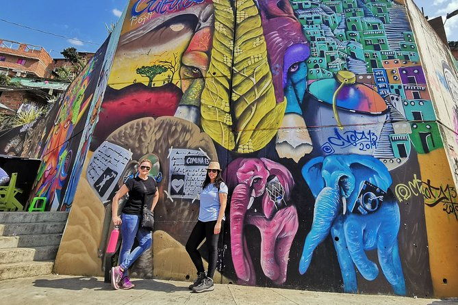 private-graffiti-tour-comuna-13-exotic-fruit-tasting-cable-car-ride