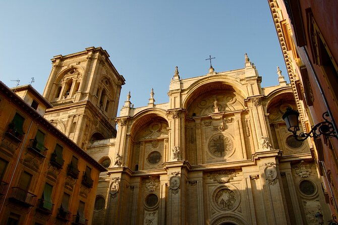 private-guided-tour-to-alhambra-with-tickets-to-city-monuments