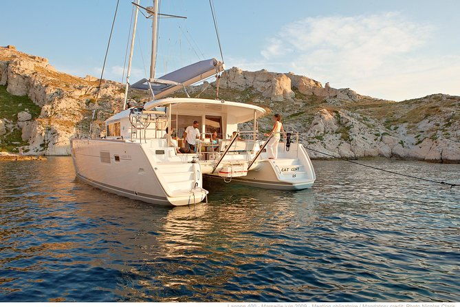 private-morning-tour-lagoon-400-380-sailing-in-santorini-lunch-drink-transfer