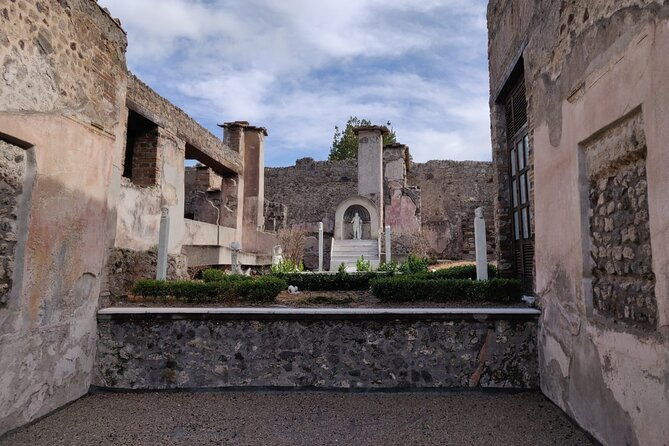private-pompeii-tour-with-fast-entrance-tickets-to-the-ruins-exclusive-guide
