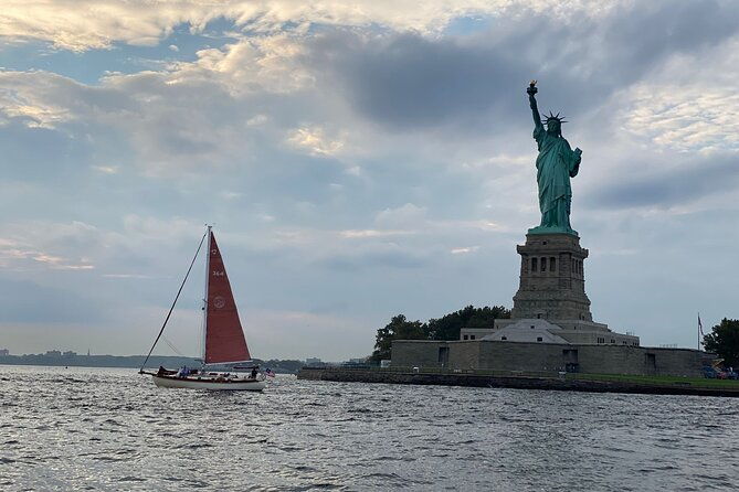 private-sail-around-new-york-city-and-the-statue-of-liberty