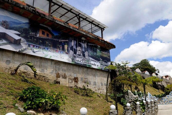 private-tour-about-pablo-escobar-with-cable-car-in-medellin