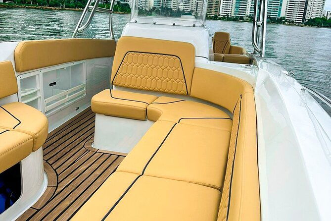 private-tour-in-luxury-boat-lamorronga-41-to-the-rosario-islands