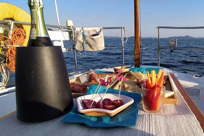 private-tour-on-a-sailing-boat-on-lake-maggiore-with-aperitif-and-music