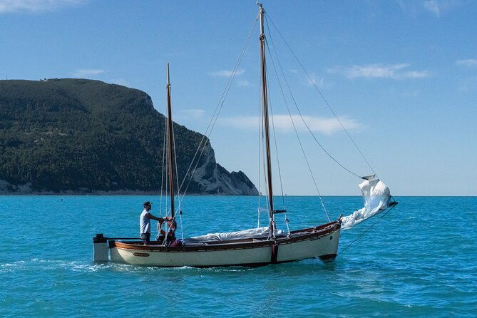private-traditional-sailboat-tour-with-lunch-in-numana