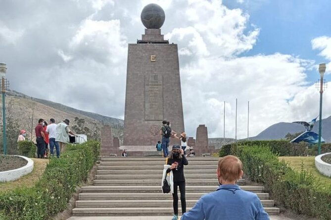 quito-old-town-tour-with-gondola-ride-and-visit-to-the-equator