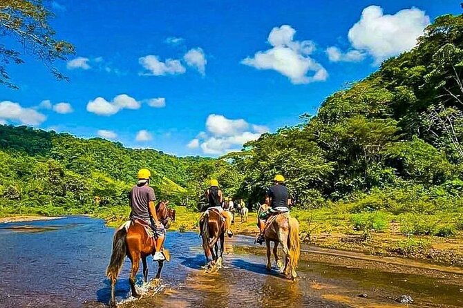 rainforest-horsebackwaterfall-rappelling1-3-miles-in-zip-line-combolunch