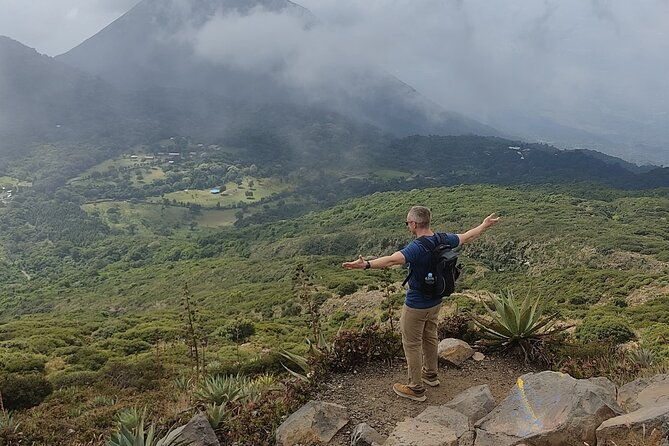 santa-ana-volcano-hike-with-a-sulphur-lake-and-coatepeque-lake-2