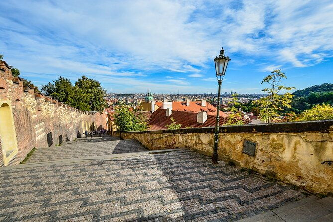 semi-private-prague-castle-lesser-town-tour-with-cake-drink