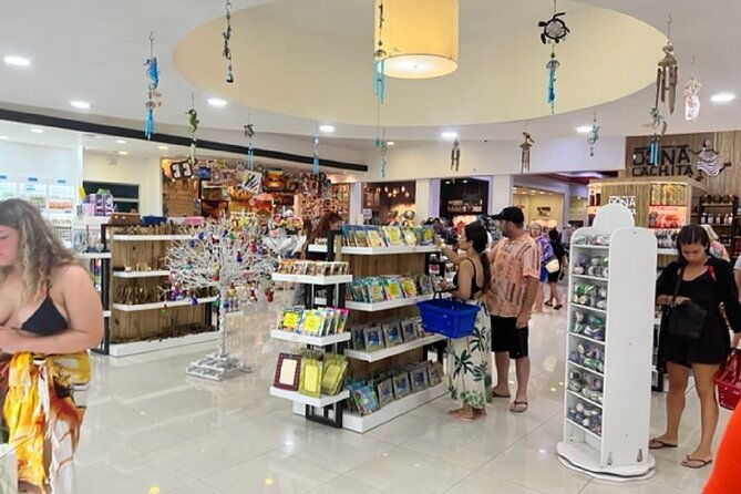 shopping-tour-punta-cana-larimar-chocolate-cigar-factory-souvenir