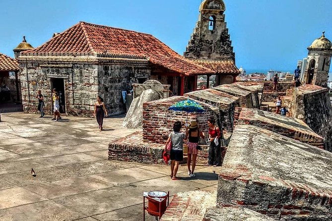 shore-city-tour-in-the-walled-city-and-bay-with-shopping