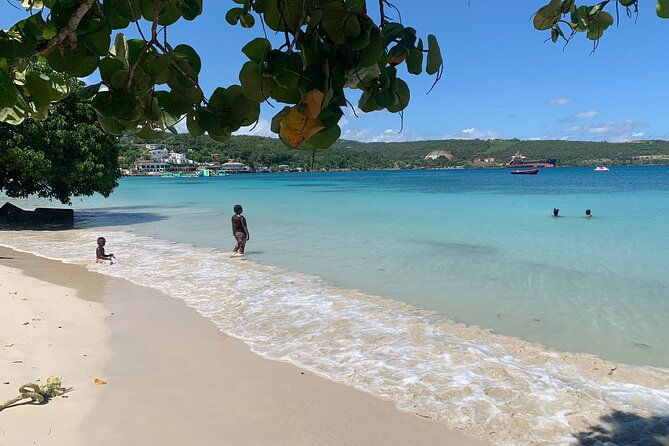 sightseeing-beach-with-stops-for-shopping-and-lunch-in-ocho-rios
