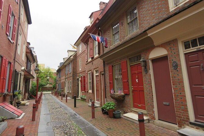 small-group-discovering-colonial-philadelphia-public-walking-tour