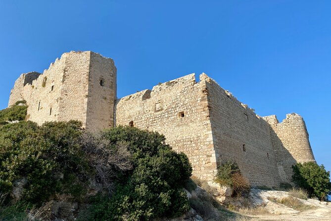 small-group-hiking-between-the-beach-and-kritinia-castle