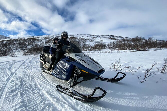 snowmobile-tour-by-lake-myvatn-3