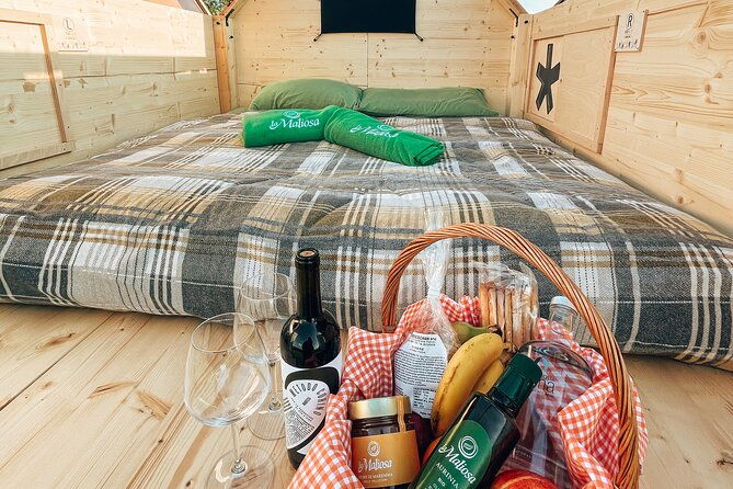 stellar-picnic-delight-at-sunset-in-the-tuscan-countryside