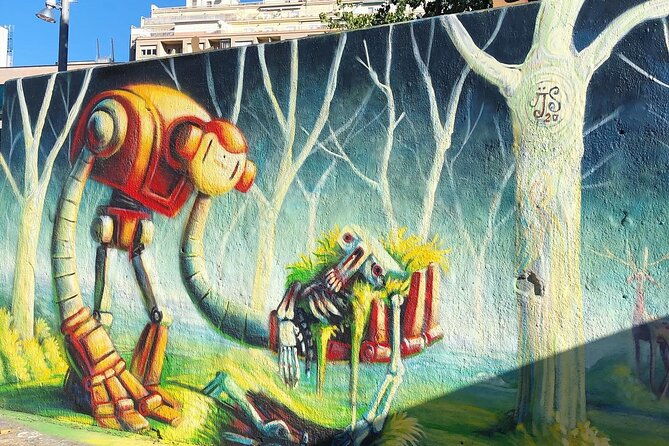street-art-sculptures-and-murders-walking-tour-in-barcelona