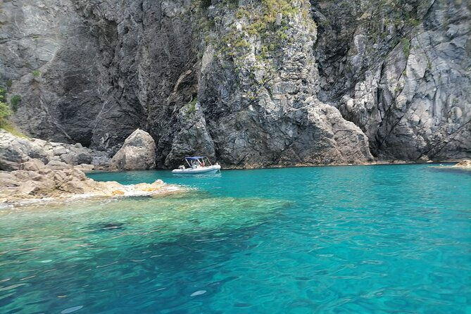 sunset-aperitif-on-a-boat-in-scilla