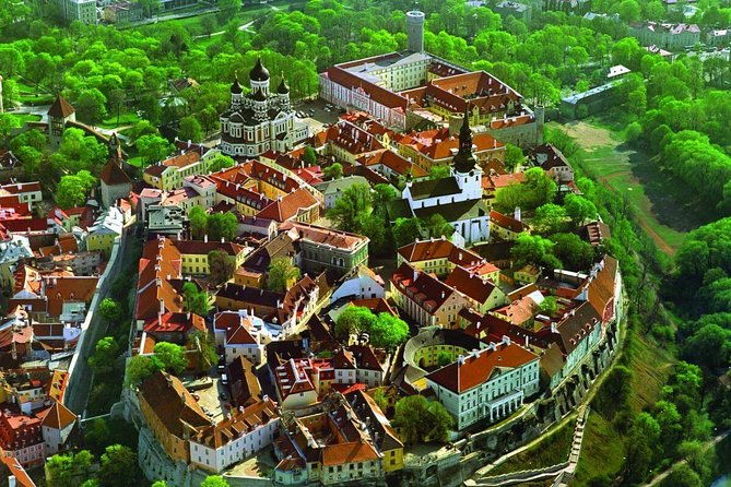tallinn-sightseeing-tour-by-coach-and-foot