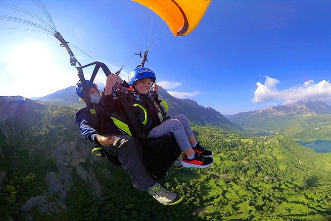 tandem-paraglider-in-the-pyrenees-panticosa-video-of-the-flight