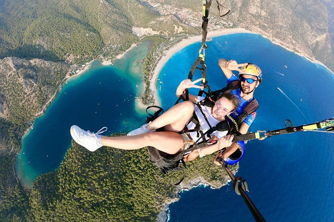 tandem-paragliding-over-the-blue-lagoon-in-fethiye