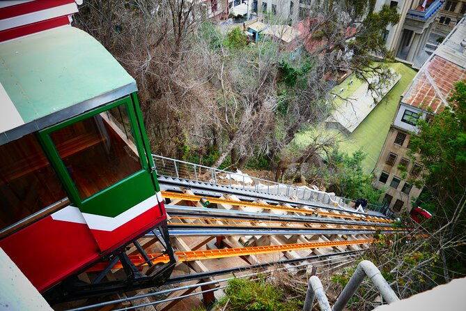 the-tour-of-valparaiso-in-french-on-foot-and-in-a-small-group