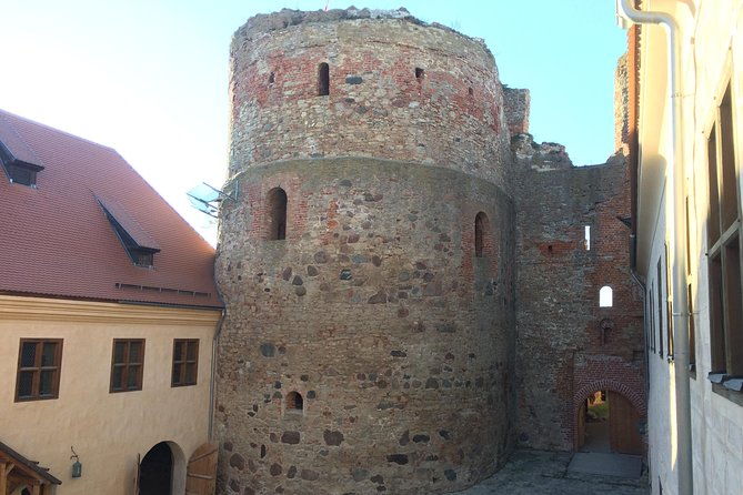 tour-from-riga-to-vilnius-bauska-castle-rundale-palace-and-the-hill-of-crosses