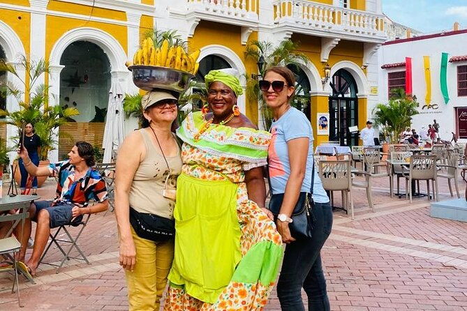 tour-in-chiva-for-5-hours-through-the-city-of-cartagena