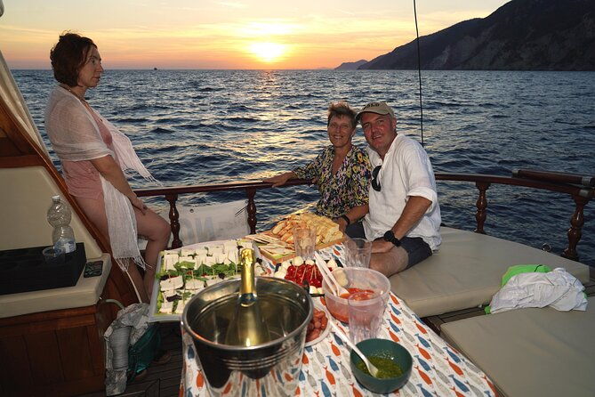 tour-of-apericena-at-sunset-and-dinner-on-boat