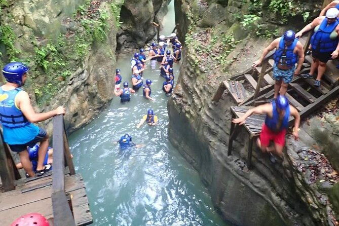tour-to-7waterfalls-in-damajagua-with-zip-line-and-lunch-included