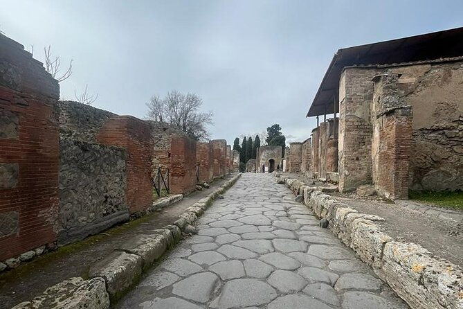 tramvia-napoli-daily-trip-to-pompeii-ruins