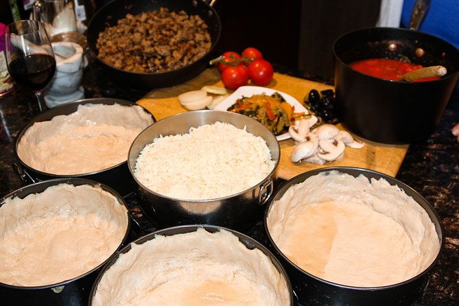 traveling-spoon-chicago-style-deep-dish-pizza-private-online-cooking-class
