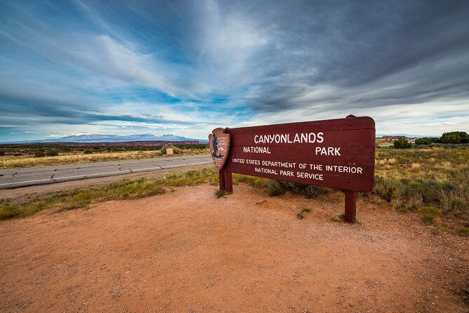 unique-secluded-sunset-in-moab-canyonlands-by-4x4-hike