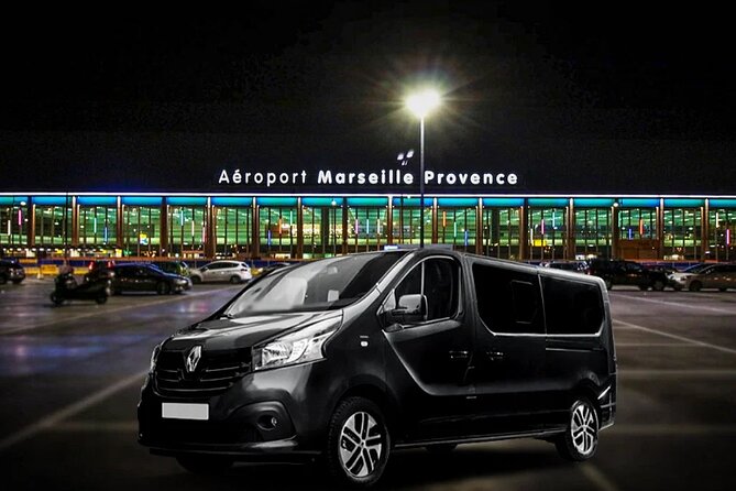 vehicle-with-driver-in-provence