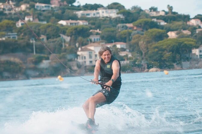 wakesurfing-wakeboarding-or-inflatable-tows-in-bay-of-st-tropez