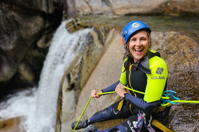 waterfall-rappelling-canyoneering-adventure-photo-package