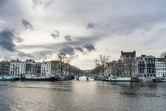 winter-canal-cruise-in-amsterdam