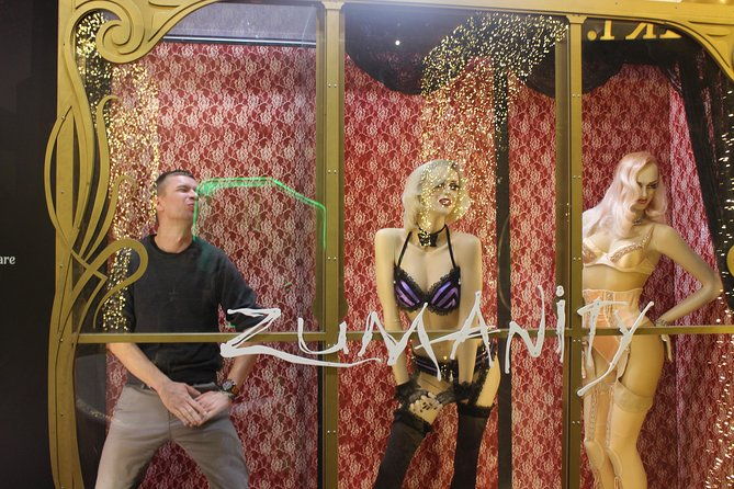 2-hour-vegas-strip-walking-tour-with-photoschampagne-vintage-vegas-goody-bags