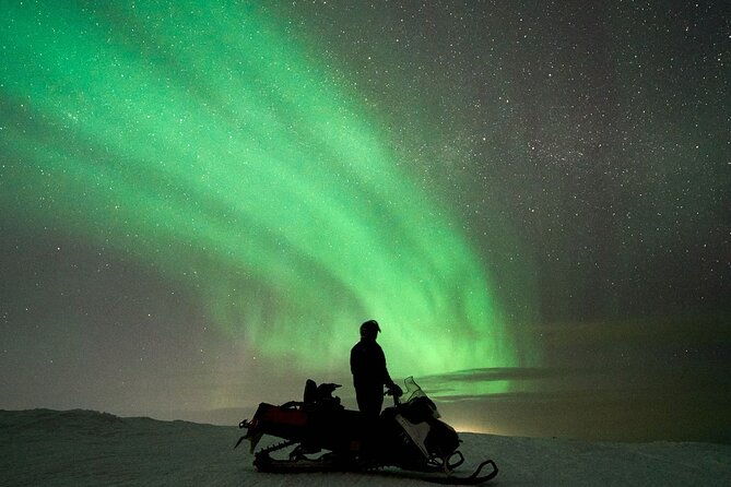 3-hours-snowmobiling-under-auroras-and-night-sky-2