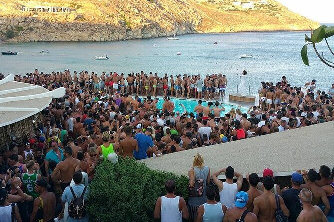 4-hour-day-party-at-beach-clubs-in-mykonos-2
