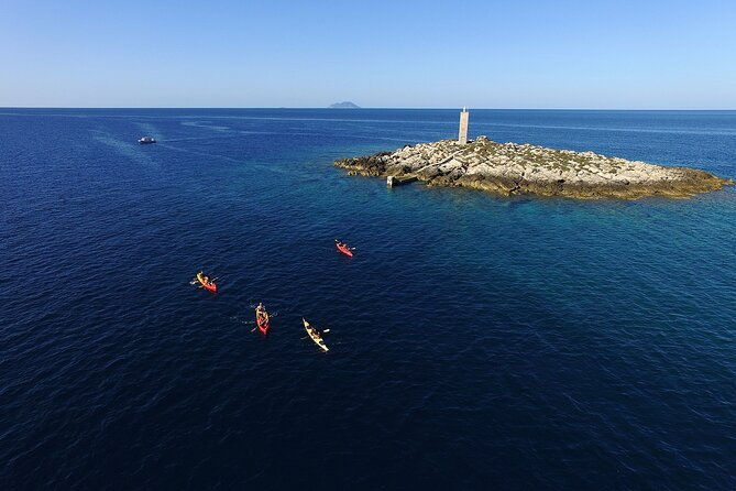 4-hours-sea-kayaking-from-komiza