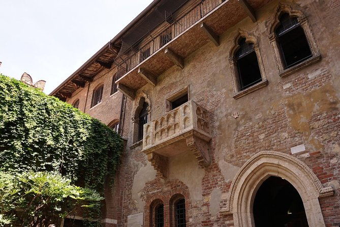 a-charming-verona-small-group-stress-free-city-tour-with-a-local-guide