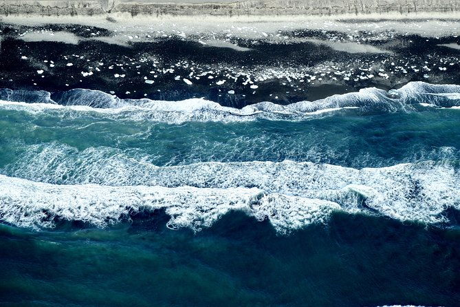 airplane-flight-over-glacier-lagoons-and-icelands-highest-peak