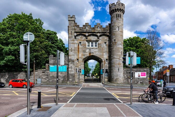 alien-invasion-in-dublin-exploration-game-and-tour
