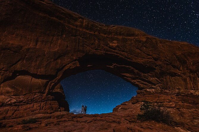 astro-photo-hiking-and-stargazing-tour-in-arches-national-park-2
