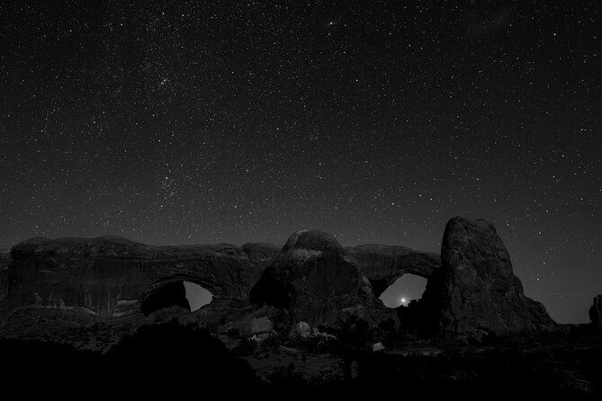 astro-photo-hiking-and-stargazing-tour-in-arches-national-park
