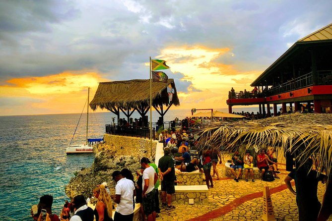 blue-hole-mineral-spring-private-tour-with-ricks-cafe